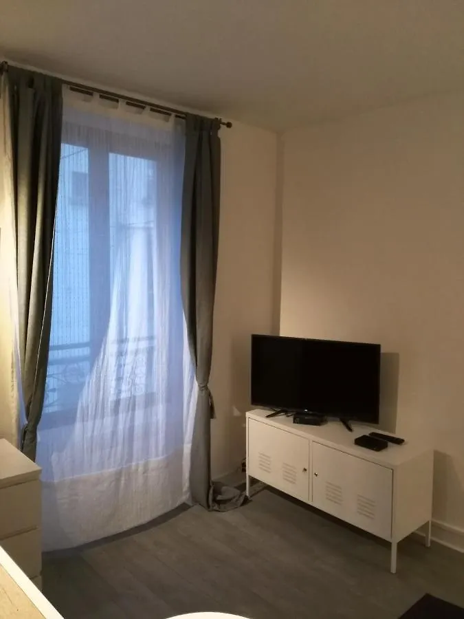 Comfy Parisian Studio! *
